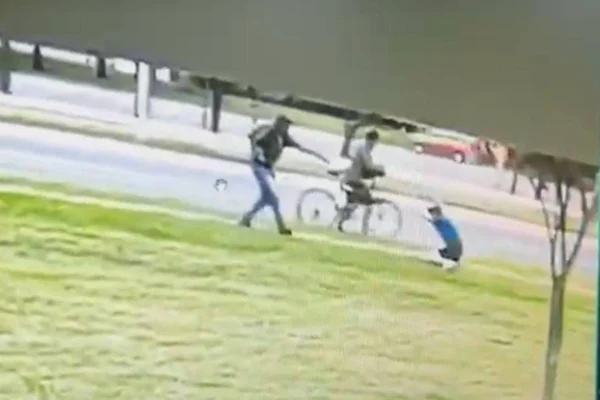 Jovem tem celular roubado por dupla em bicicleta na Asa Norte