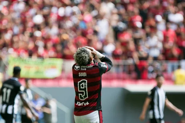 CBF divulga áudios e imagens do VAR em polêmico gol anulado de Gabigol