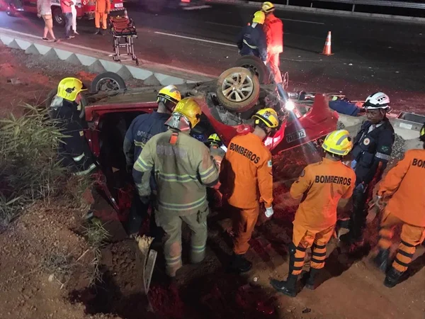 Em noite com três acidentes, carro capota na saída do Lago Norte