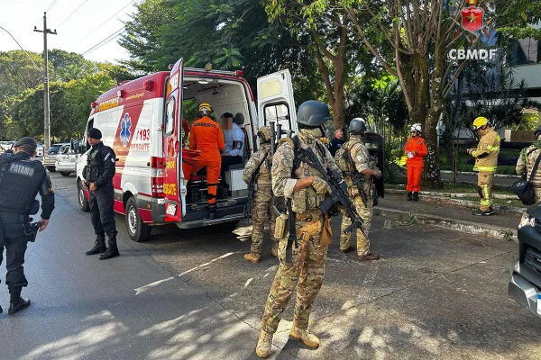 Imagem colorida de homem levado pelos Bombeiros após surto psicótico