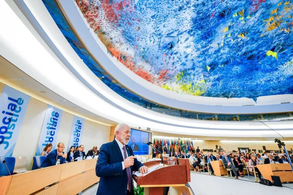 Imagem colorida do presidente Lula em pé discursando em Genebra, na Suíça - Metrópoles