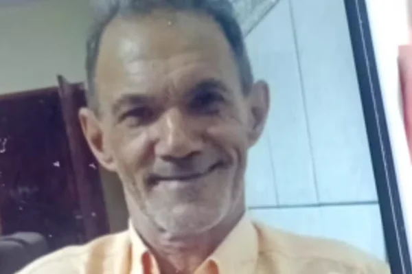 Imagem colorida de um homem branco com barba e cabelos grisalhos sorrindo - Metrópoles