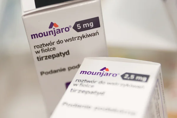 Imagem colorida de uma caixa da medicação Mounjaro - Metrópoles