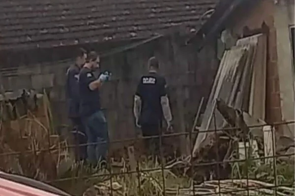 Polícia no local em que corpo da italiana foi enterrado