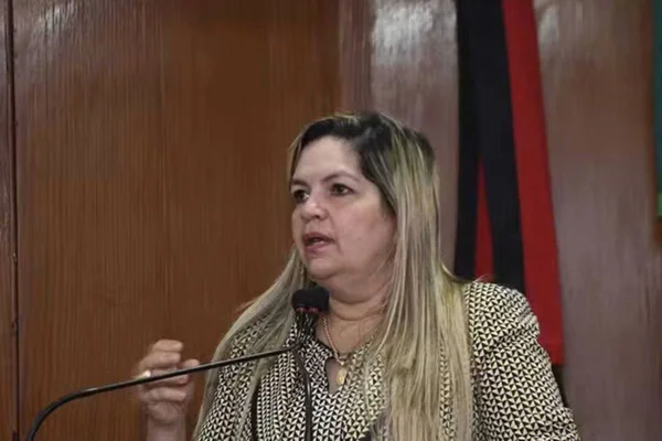 Imagem colorida de vereadora de João Pessoa - Metrópoles