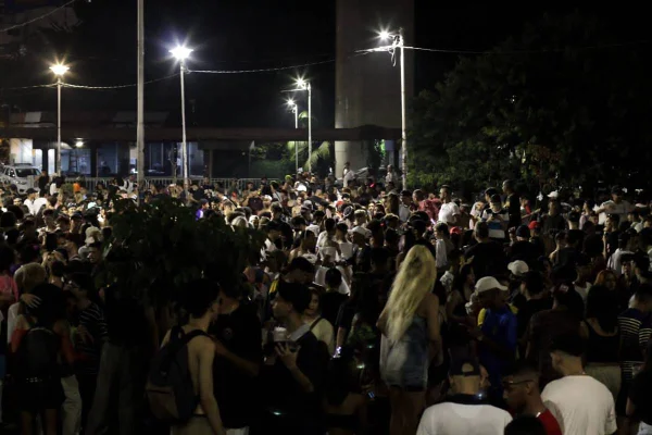 multidão concentra-se na praça roosevelt no segundo dia de carnaval, em são paulo