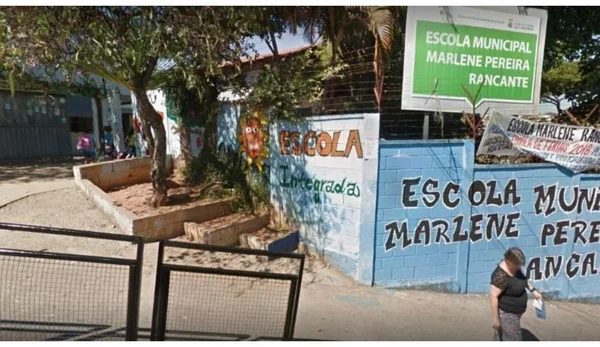 Após ser repreendido, aluno arremessa lixeira em professor