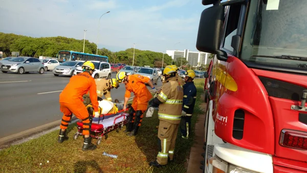 Motociclista fica ferido em acidente no Eixo Monumental
