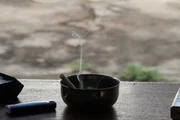 Tabagismo e má alimentação: é importante adotar uma dieta mais saudável, rica em vegetais, frutas e carne magra, além de praticar atividade física pelo menos 3 vezes na semana e não fumar
