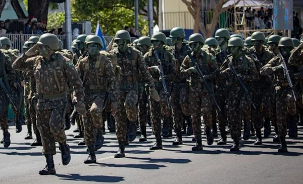 Em foto colorida militares da FAB com roupa camuflada em desfile - Metrópoles