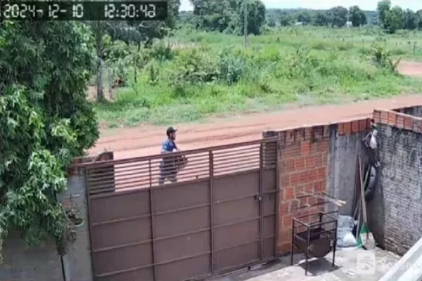Imagem colorida, homem em frente a casa - Metrópoles