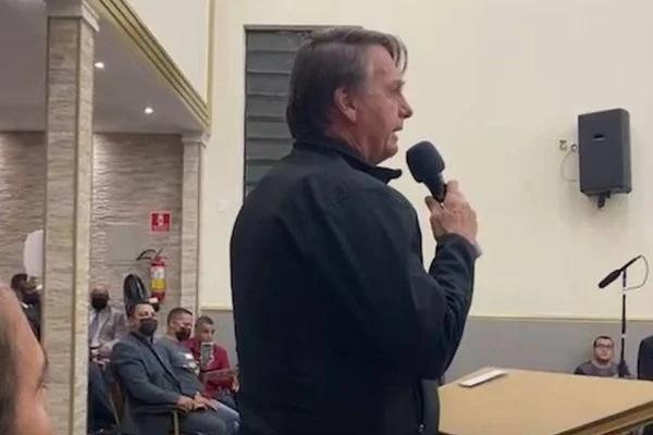 Bolsonaro participa de culto evangélico e vai à pizzaria no Guarujá
