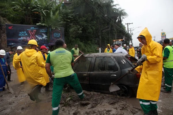 Bombeiros procuram 32 desaparecidos no litoral de SP; 16 morreram
