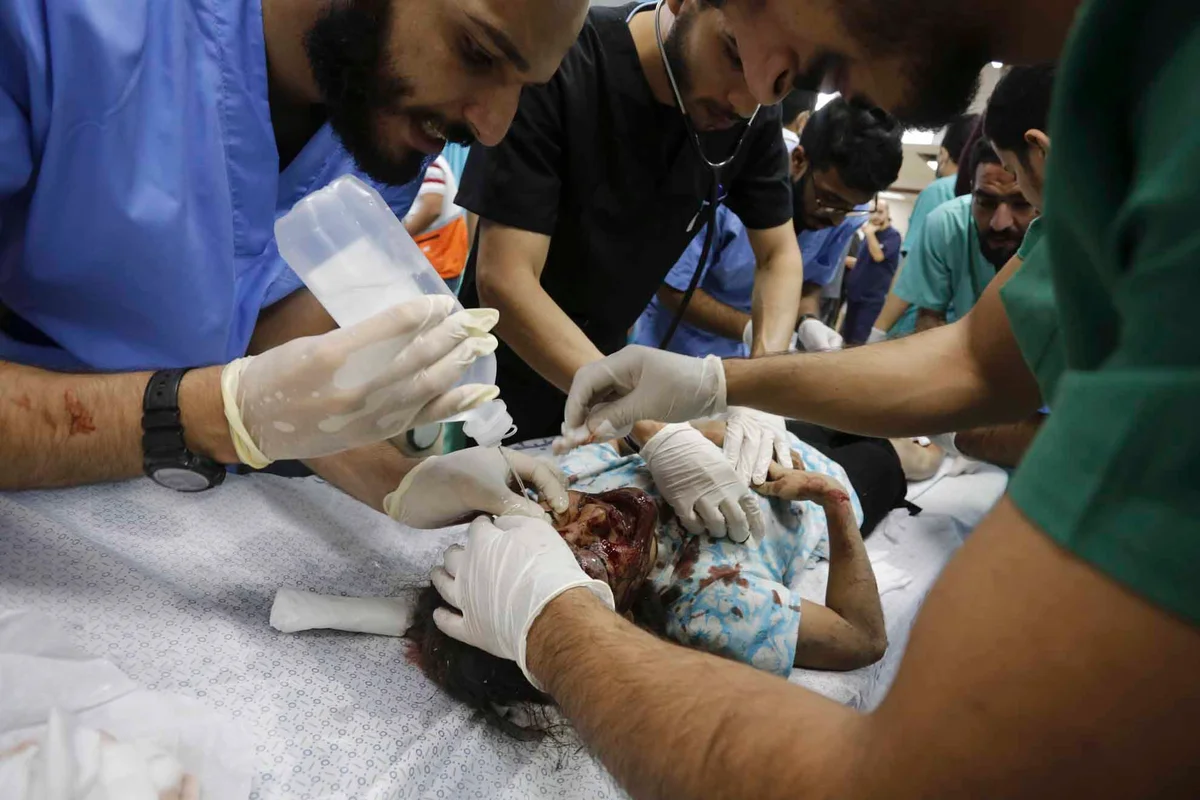 Criança palestina ferida é levada ao Hospital Al-Aqsa enquanto os ataques aéreos israelenses continuam em Deir al-Balah, Gaza - Metrópoles Criança palestina ferida é levada ao Hospital Al-Aqsa enquanto os ataques aéreos israelenses continuam em Deir al-Balah, Gaza - Metrópoles