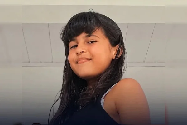 Mãe de menina achada morta com coleira de cachorro no pescoço é presa