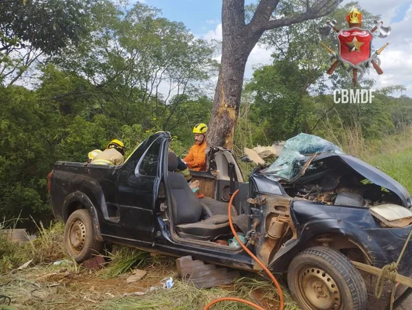 Imagem colorida de acidente envolvendo carro preto