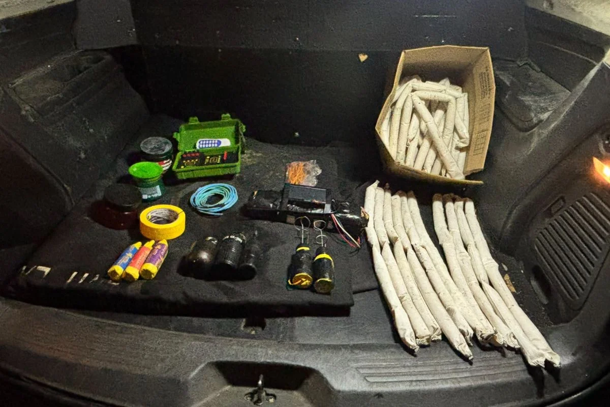 PM suspeita que arsenal seja usado por facções criminosas para crimes de grande porte. Homem já possuia passagem por porte ilegal de armas PM suspeita que arsenal seja usado por facções criminosas para crimes de grande porte. Homem já possuia passagem por porte ilegal de armas
