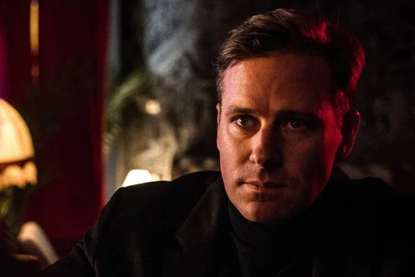 Armie Hammer chorou com 1º convite de trabalho após acusação de estupro