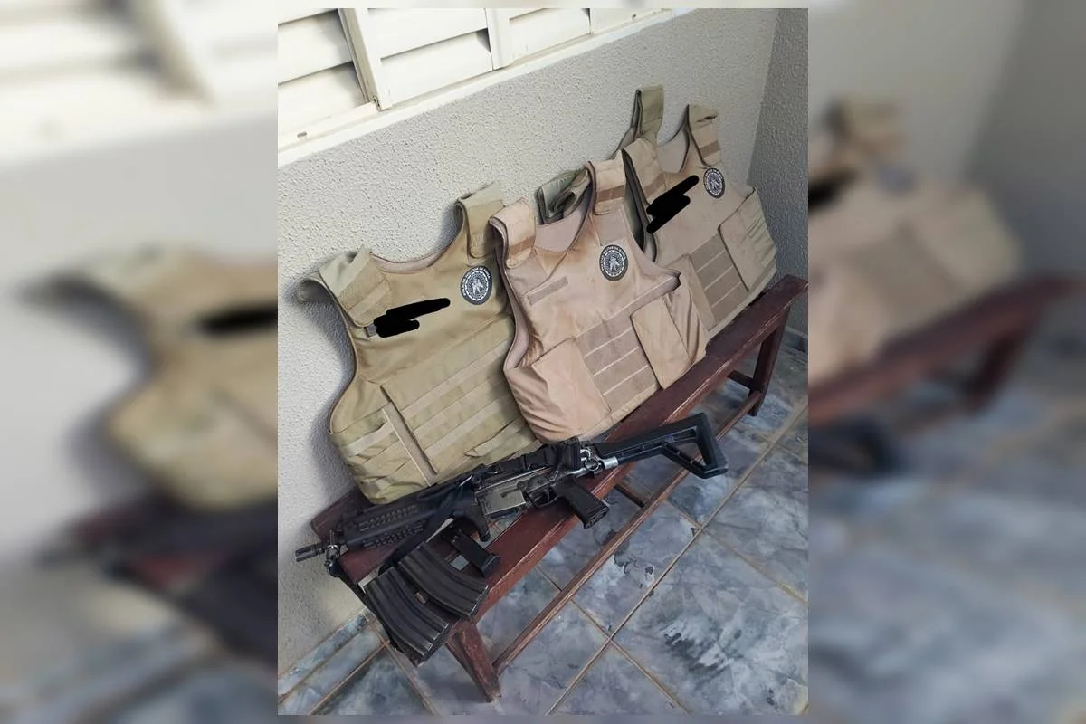 PMs teriam escondido fardas e fuzis em viatura do TJBA para irem a festa no interior baiano PMs teriam escondido fardas e fuzis em viatura do TJBA para irem a festa no interior baiano