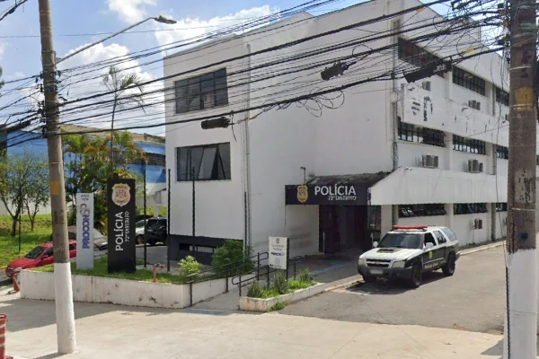 Imagem colorida mostra fachada do 72º DP, onde ocorrência de explosão em casa foi registrada. Metrópoles