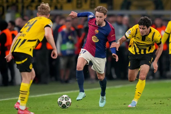Foto colorida do jogo entre Borussia Dortmund e Barcelona - Metrópoles