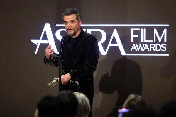 Wagner Moura é premiado em Hollywood e emociona ao lembrar a infância
