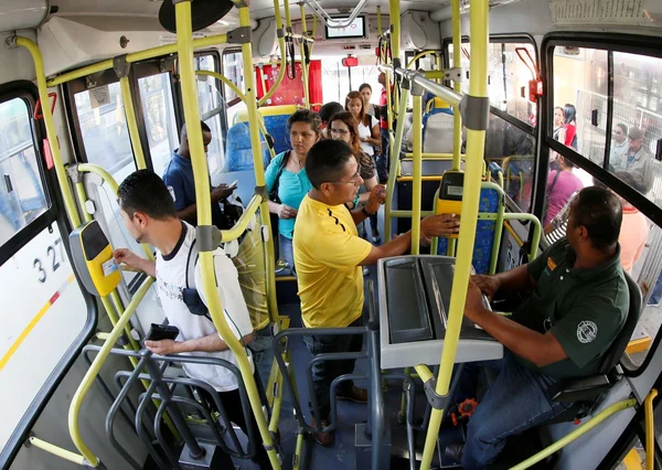 imagem colorida mostra pessoas no onibus - metropoles
