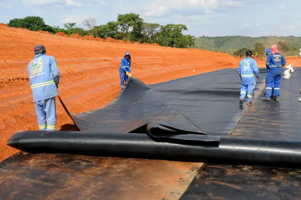 Mantas que evitam contaminação do solo começam a ser instaladas no novo aterro sanitário