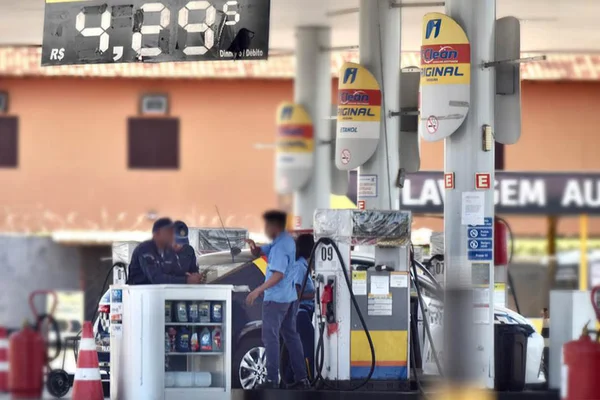 PMDF paga gasolina no débito, mas postos cobram valor no crédito