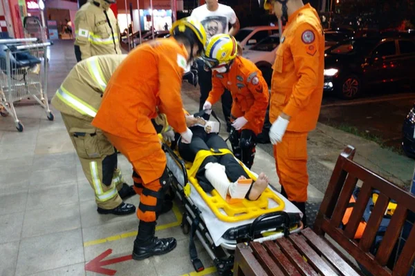 Quatro pessoas são atropeladas em estacionamento de mercado do DF