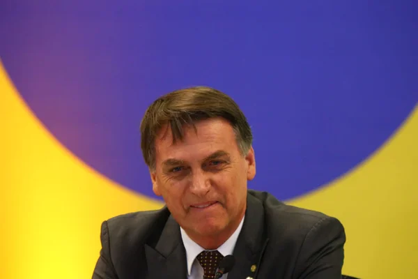 Bolsonaro culpa ambientalistas e diz: “Índio quer ser o que nós somos”