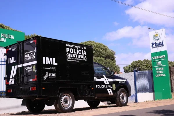 Mãe e filho são assassinados a tiros no meio da rua por homem em moto