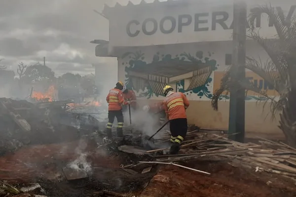 bombeiros apagam fogo em cooperativa