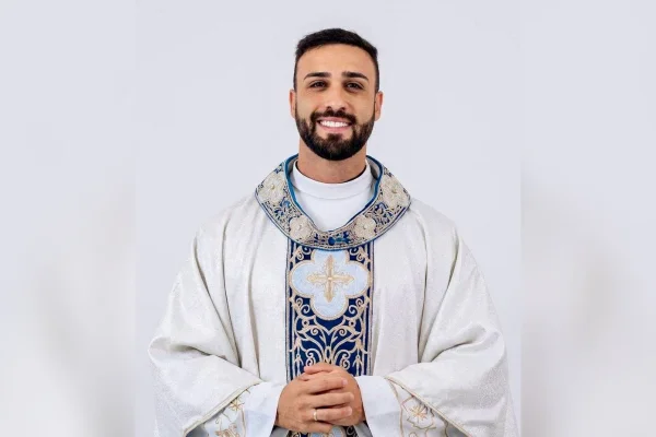 João Paulo tem 33 anos, é administrador paroquial e também dirige a Rádio Diocesana