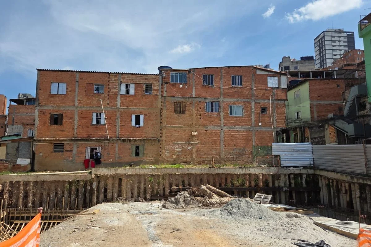 Com milhares de habitantes, Paraisópolis será alvo de projeto de urbanização Com milhares de habitantes, Paraisópolis será alvo de projeto de urbanização