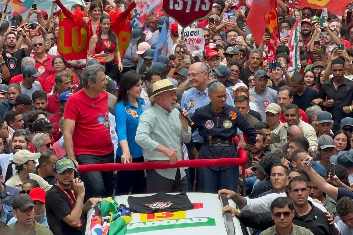 Haddad, Tebet, Marina, Lula e Alckmin em ato na Augusta na véspera do 1º turno das eleições gerais de 2026 Haddad, Tebet, Marina, Lula e Alckmin em ato na Augusta na véspera do 1º turno das eleições gerais de 2026