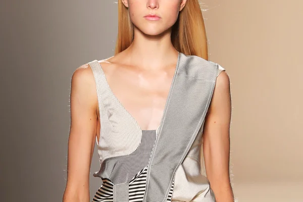 Marcas famosas vão banir modelos magras demais de desfiles da NYFW
