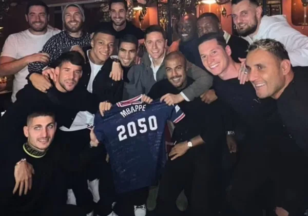 Jogadores do PSG zoam renovação de Mbappé