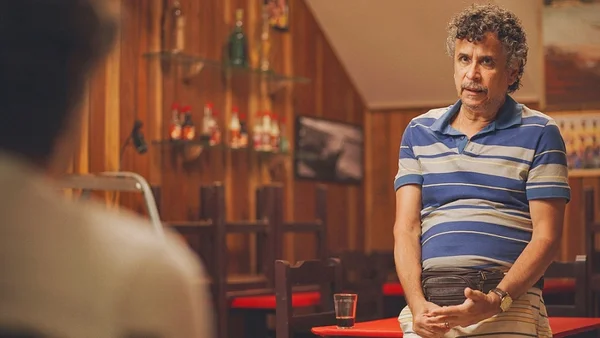 Danilo (Chay Suede) e Seu Nuno (Rodolfo Vaz) em Amor de Mãe