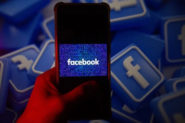 imagem de celular com logo de rede social ao fundo