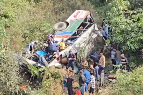 imagem colorida de ônibus que despencou em barranco na índia