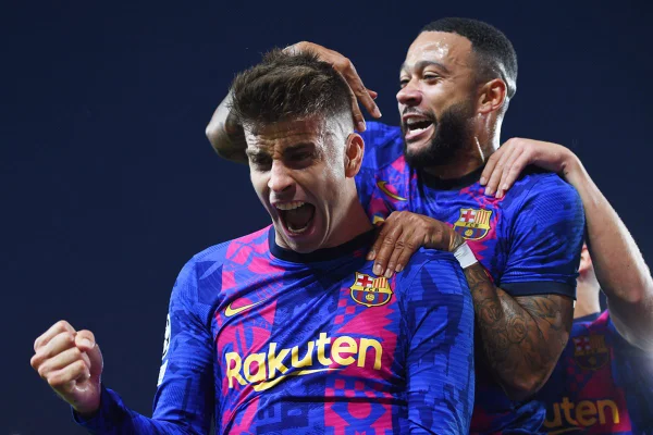 Piqué marca e Barcelona vence a primeira na Champions League