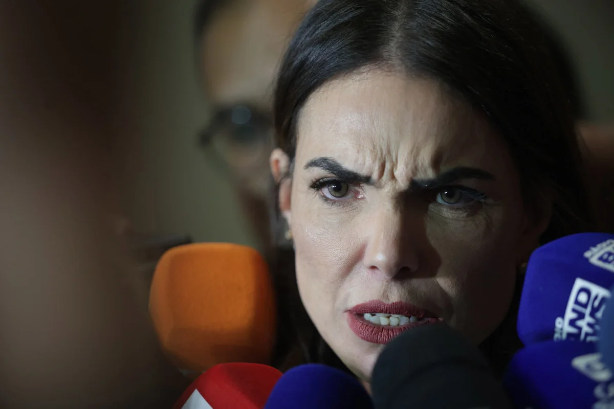 Saga da botina: Paula provoca e Celina manda sapato para a adversária - imagem 3 Saga da botina: Paula provoca e Celina manda sapato para a adversária - imagem 3