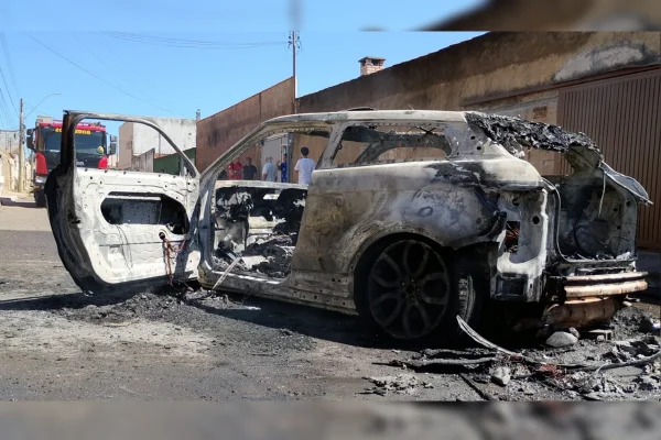 Land Rover fica completamente destruída após pegar fogo em rua do DF