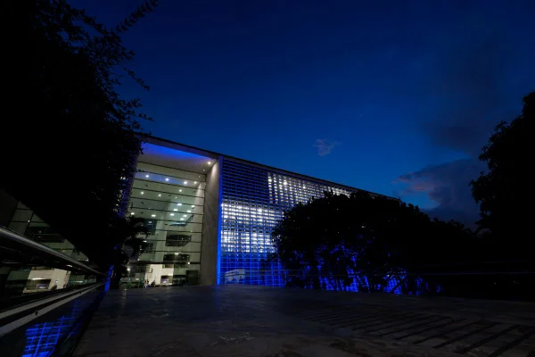 Fachada da Assembleia Legislativa de São Paulo (Alesp) com luz azul - Metrópoles