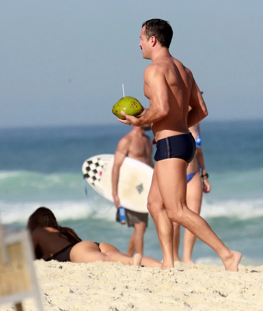 Malvino Salvador mostrou boa forma ao aparecer de sunga durante passeio com a família em praia carioca Malvino Salvador mostrou boa forma ao aparecer de sunga durante passeio com a família em praia carioca