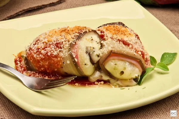 Enroladinho de berinjela com presunto e queijo: receita é fácil e deliciosa
