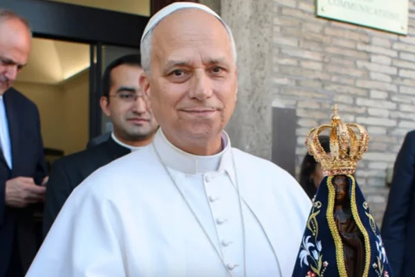 Foto colorida do papa vestido de branco segurando Nossa Senhora Aparecida - Metrópoles.
