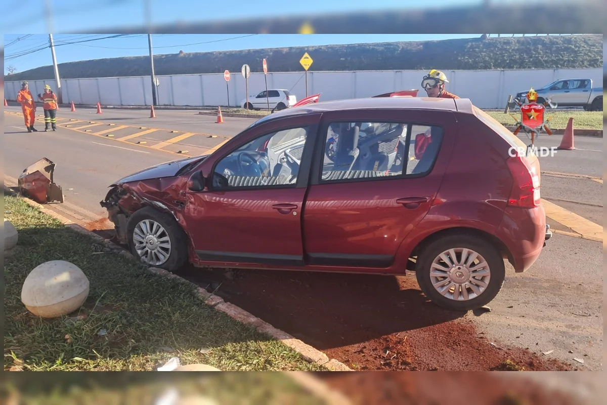 O motorista do Renault Sandero foi avaliado ainda na pista pelas equipes de socorro, e transportado para uma unidade de saúde da região consciente O motorista do Renault Sandero foi avaliado ainda na pista pelas equipes de socorro, e transportado para uma unidade de saúde da região consciente