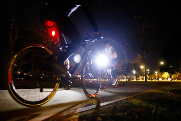 Ciclovias em mau estado ameaçam segurança de quem pedala no DF